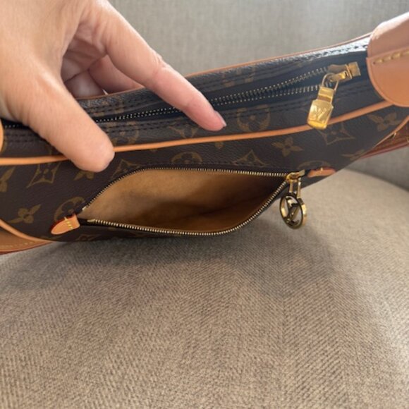 Louis Vuitton Monogram Loop - Picture 11 of 16